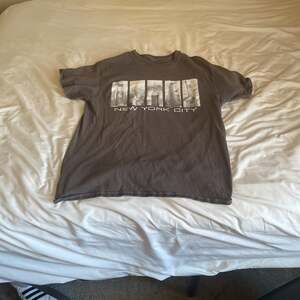 Vintage Y2K 2007 New York City Skyline T-Shirt